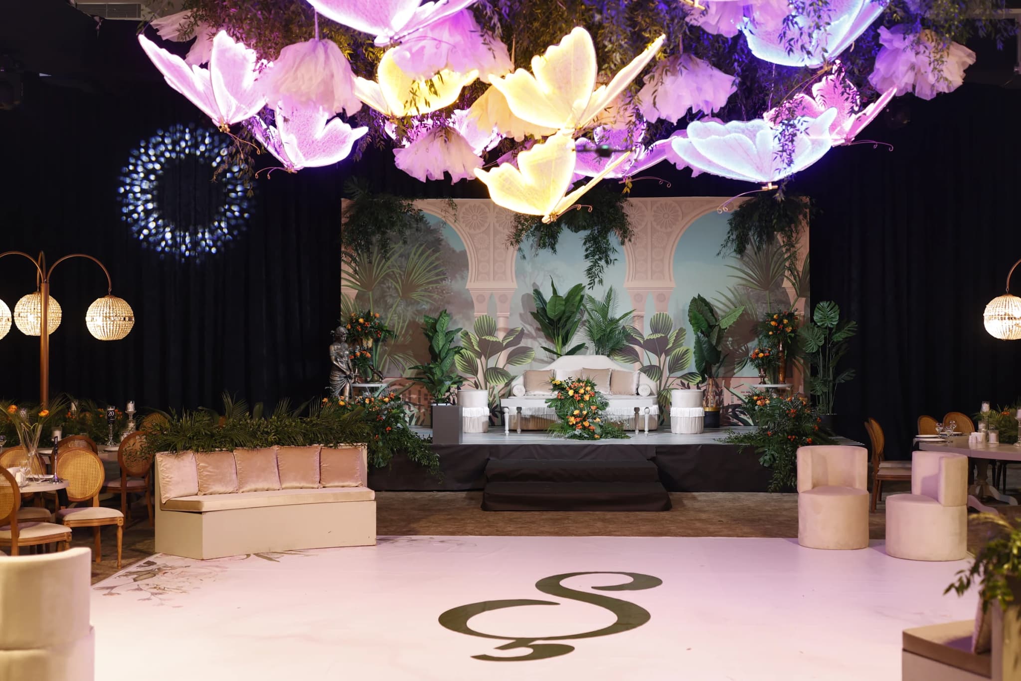 Lüks kına gecesi ve özel davet konsept dekorasyonu örnek görsel