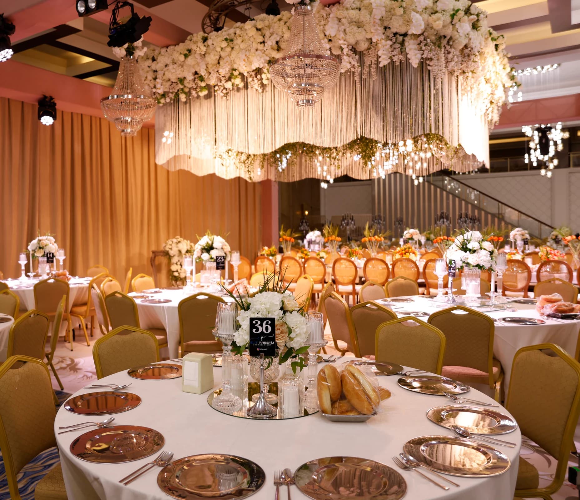 Nikah ve kokteyl organizasyonu için elegant masa ve ambiyans tasarımı